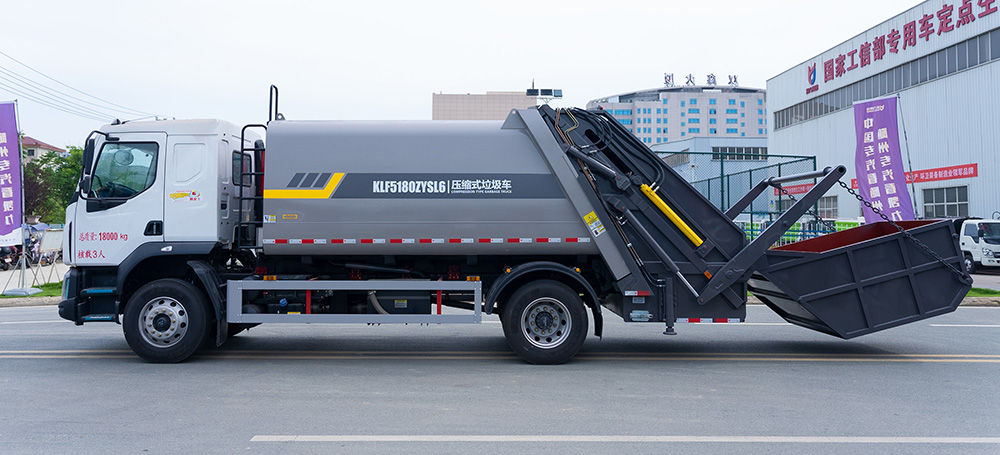 Refuse Compactor Truck