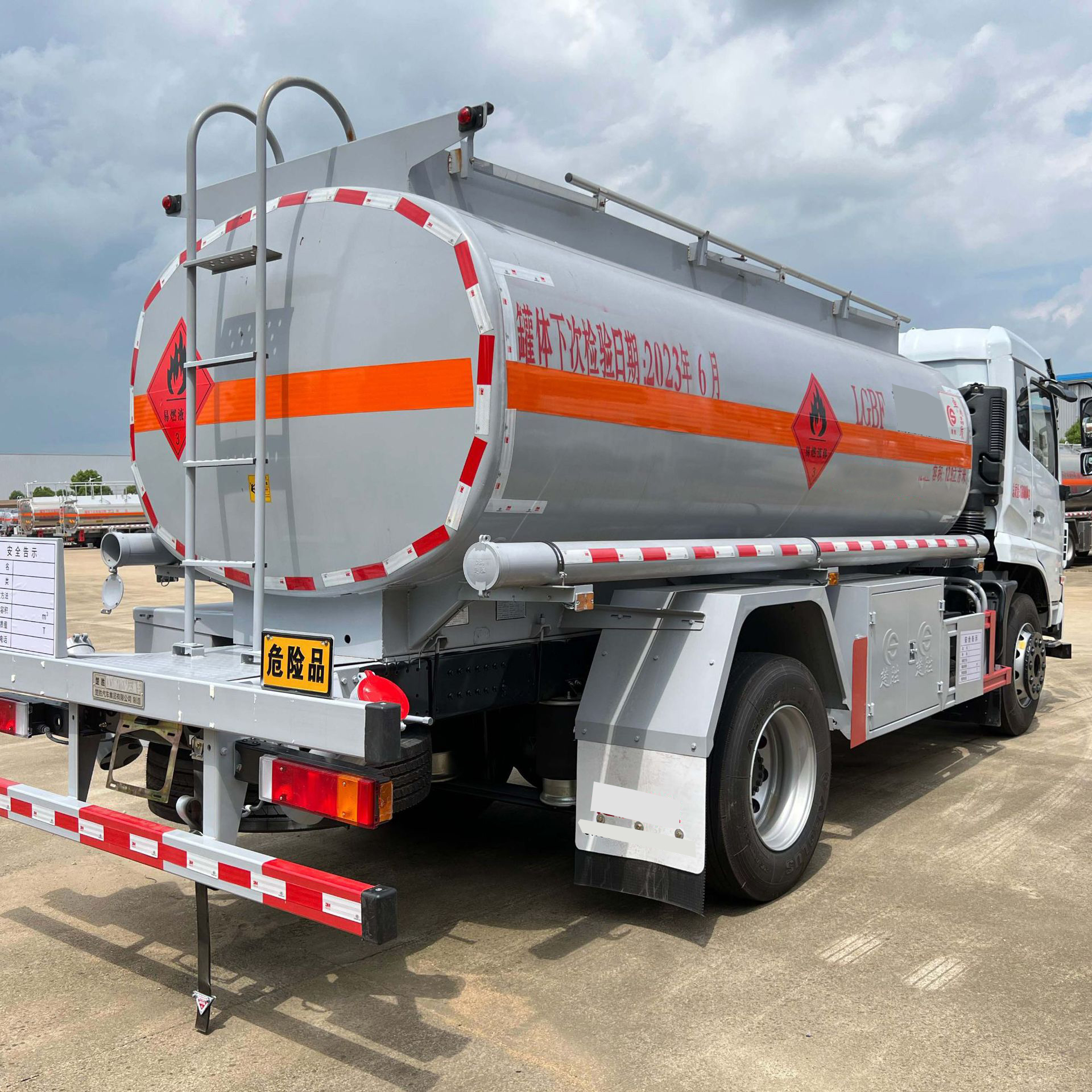 Camion-citerne à carburant Dongfeng 12,9 m3 de haute qualité