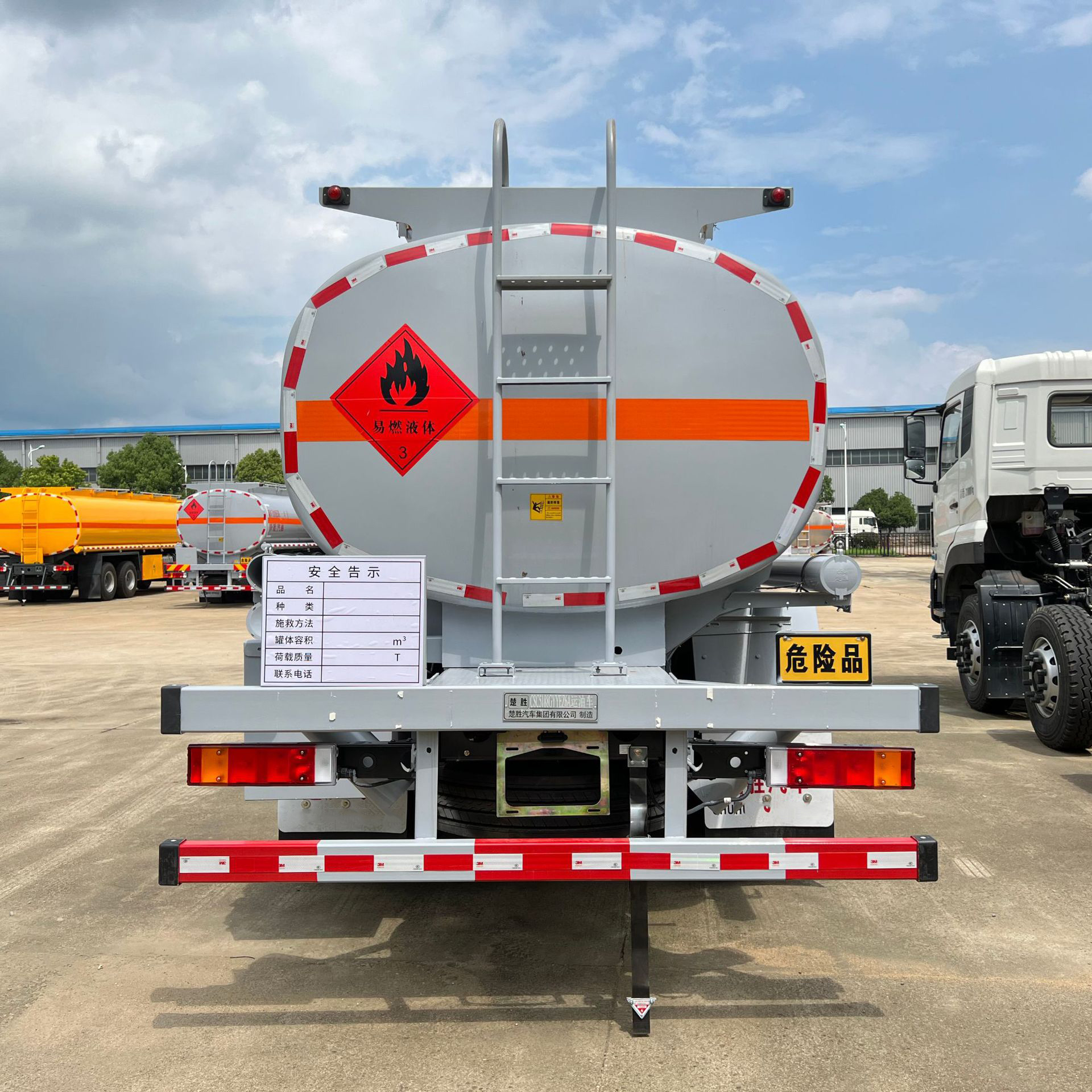 Camion-citerne à carburant Dongfeng 12,9 m3 de haute qualité