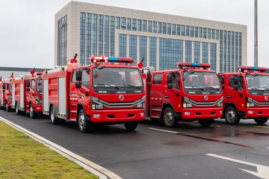 Dust suppression vehicle