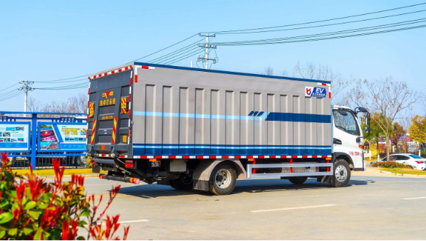 Closed Barrel Garbage Truck