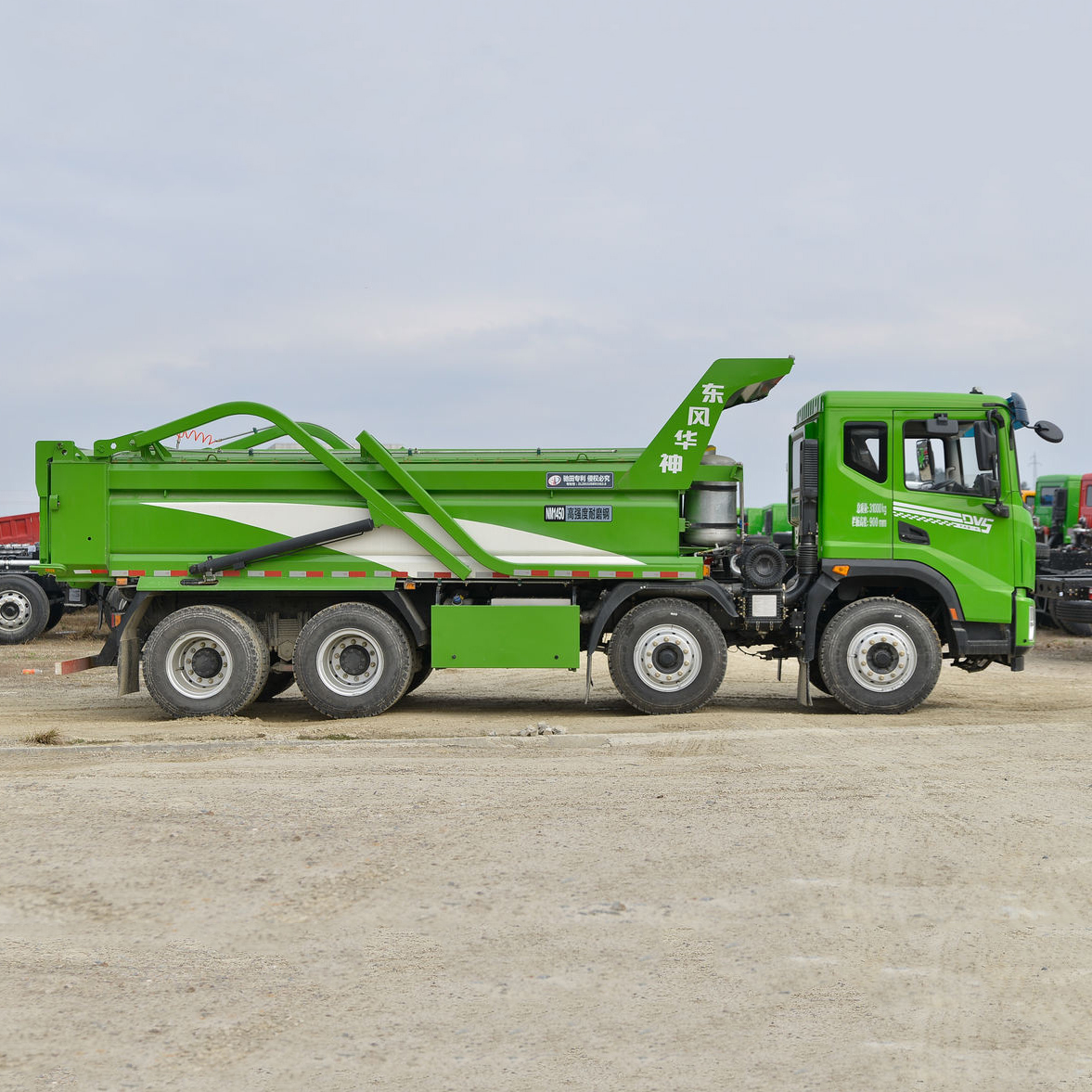 Самосвал Дунфэн Хуашен ДВ5 300 л.с. 8x4