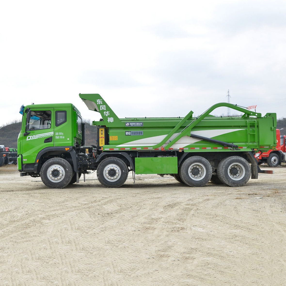 Самосвал Дунфэн Хуашен ДВ5 300 л.с. 8x4