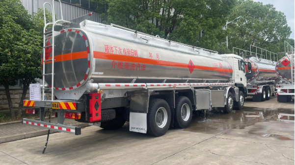 Fuel Tanker Refueling Truck