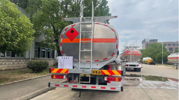Fuel Tanker Refueling Truck