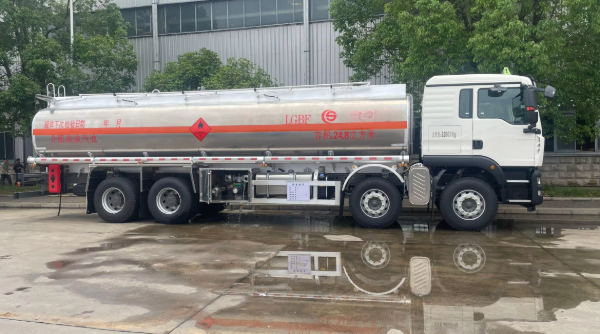 Fuel Tanker Refueling Truck