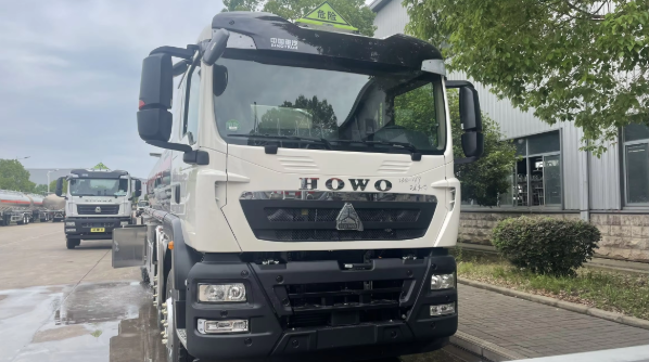 Fuel Tanker Refueling Truck