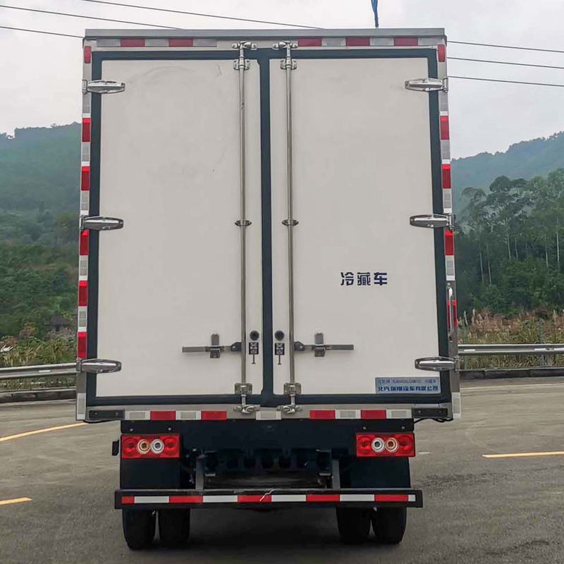 Camión refrigerado Beiqi Ruixiang de una sola fila, 4x2, 131 caballos de fuerza y ​​4,08 metros de longitud.