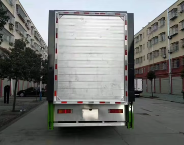 Camión pesado para transporte de ganado, ovejas y cabras con rampa hidráulica