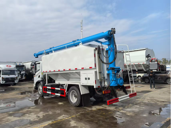 Camión de alimentación a granel Nuevo camión de transporte de alimento diésel para granjas ganaderas