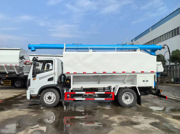 Camión de alimentación a granel Nuevo camión de transporte de alimento diésel para granjas ganaderas