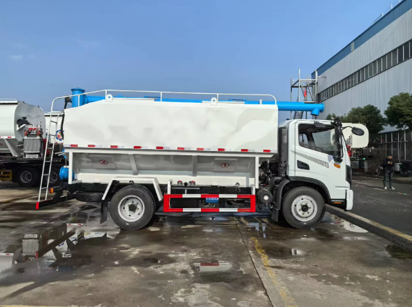 Camión de alimentación a granel Nuevo camión de transporte de alimento diésel para granjas ganaderas