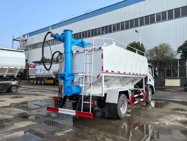 Camión de alimentación a granel Nuevo camión de transporte de alimento diésel para granjas ganaderas