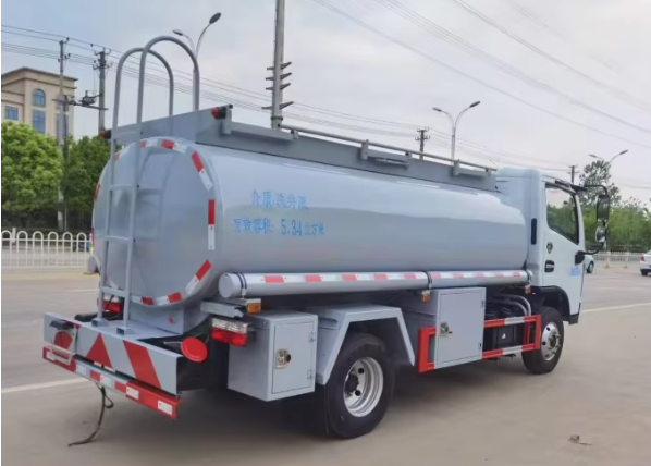 Camión de reabastecimiento de líquidos Dongfeng de 8 m³ para exportación