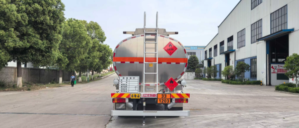 Camión cisterna FAW 8x4 de 30.000 litros para combustible en venta