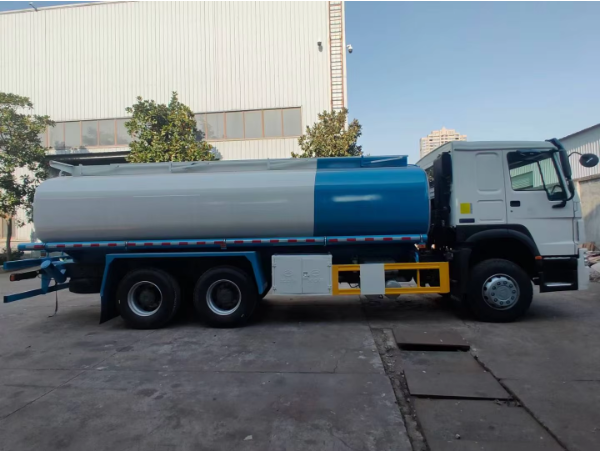 Camión cisterna de gasolina HOWO de 340 CV y 20.000 L de aleación de aluminio.