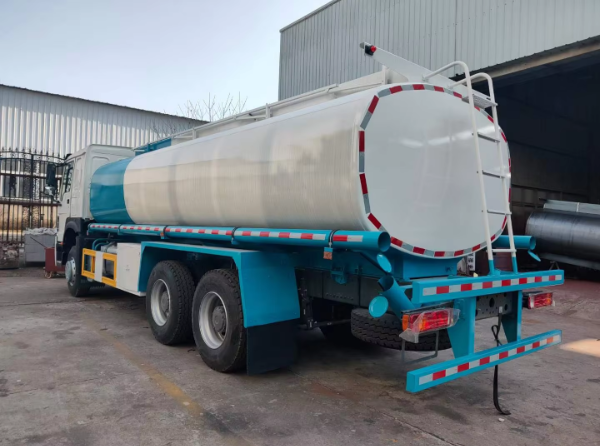 Camión cisterna de gasolina HOWO de 340 CV y 20.000 L de aleación de aluminio.