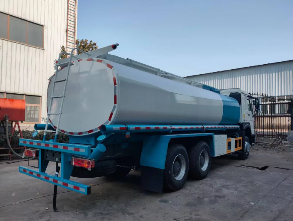Camión cisterna de gasolina HOWO de 340 CV y 20.000 L de aleación de aluminio.