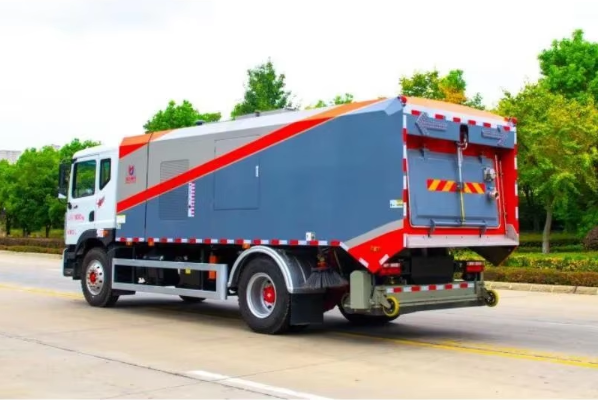 vacuum road sweeper cleaning truck