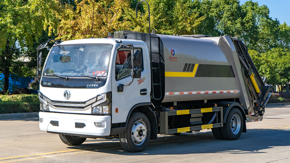Garbage Compactor Truck