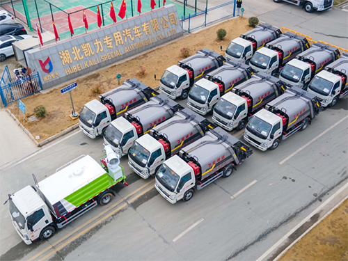 مغادرة دفعات من شاحنات القمامة المضغوطة ومركبات إزالة الغبار