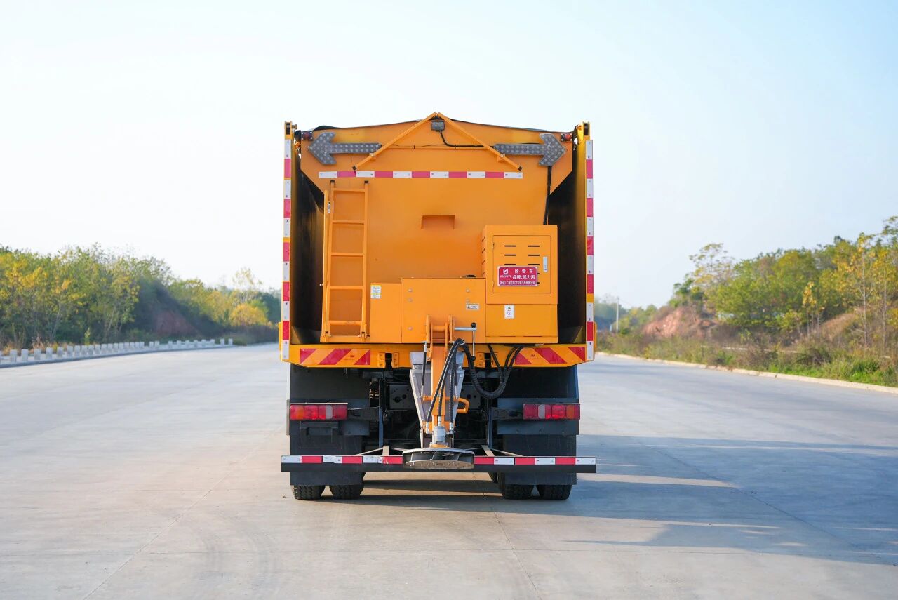 Snow truck Snow truck