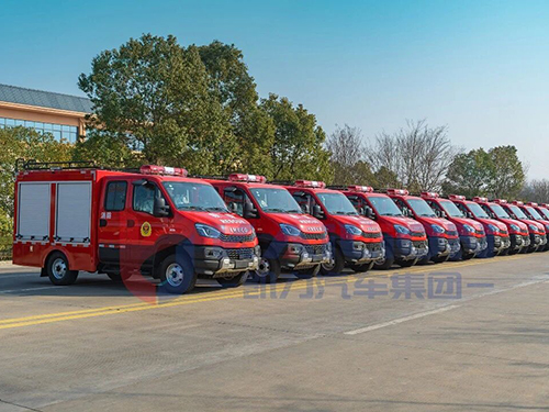 شاحنة الإطفاء الضخمة التابعة لمدينة كايليفينغ تغادر موقع الحادث!