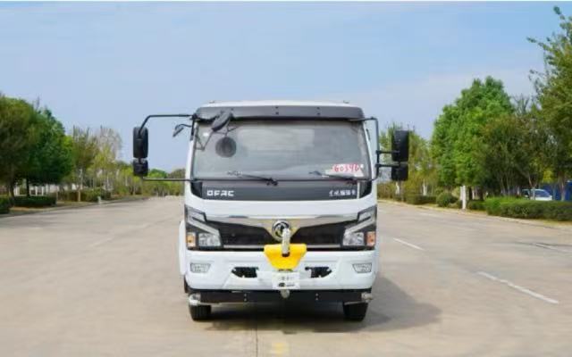 Truk Penyiram Air Dongfeng Dafarika