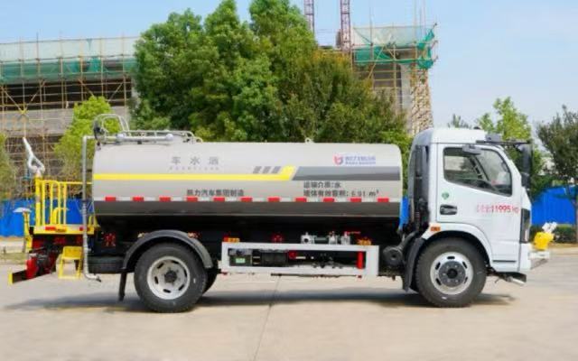 Truk Penyiram Air Dongfeng Dafarika