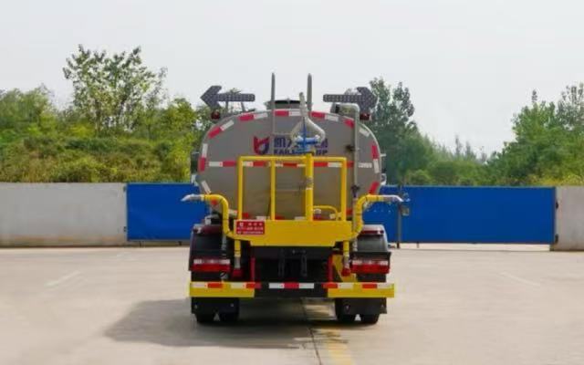 Truk Penyiram Air Dongfeng Dafarika