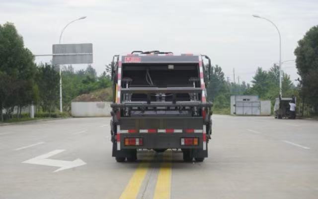 Truk Sampah Kompresi Kailifeng Isuzu Lingka 5.3cbm – KLF5040ZYSQ6