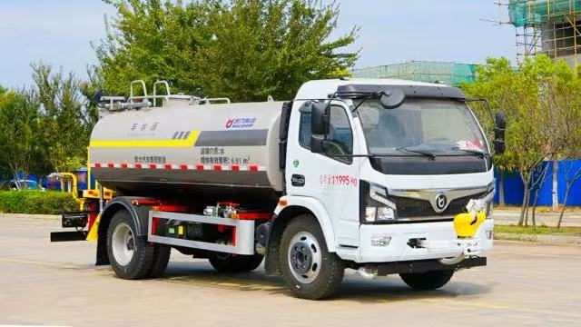 Truk Penyiram Air Dongfeng Dafarika Truk Penyiram Air Dongfeng Dafarika