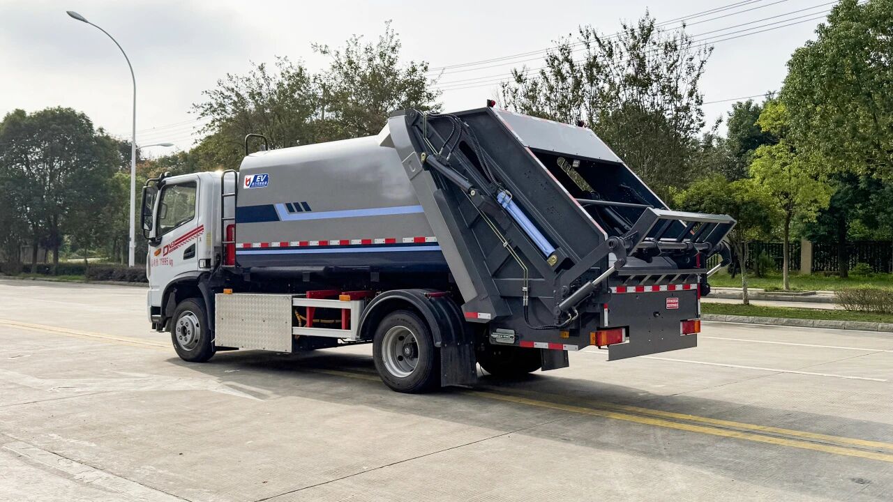 compactor garbage truck