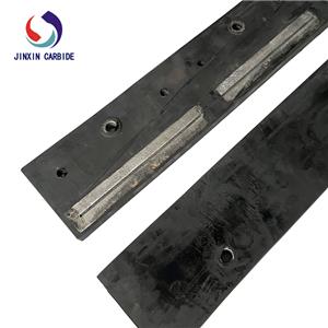 Отвал для снегоуборочной машины для тротуаров с твердосплавной кромкой для плавной работы.