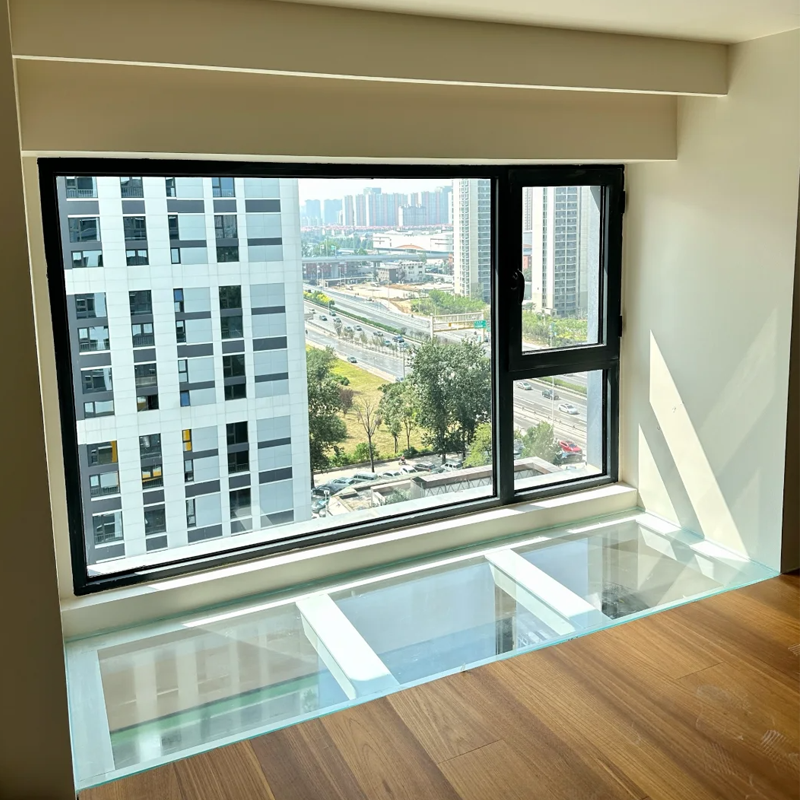 Základy transparentního světa: Skleněné podlahy a záhada tloušťky