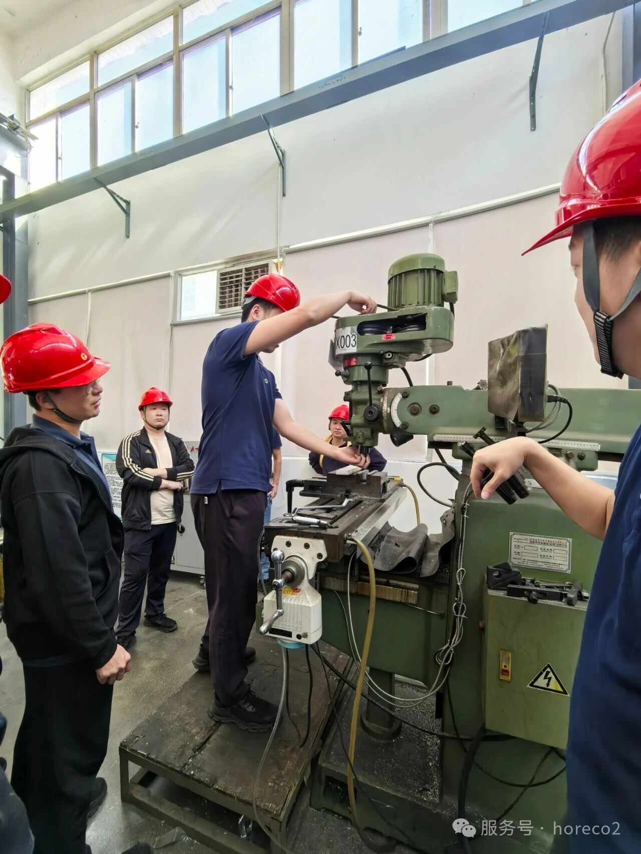 DRY ICE STORAGE CONTAINER