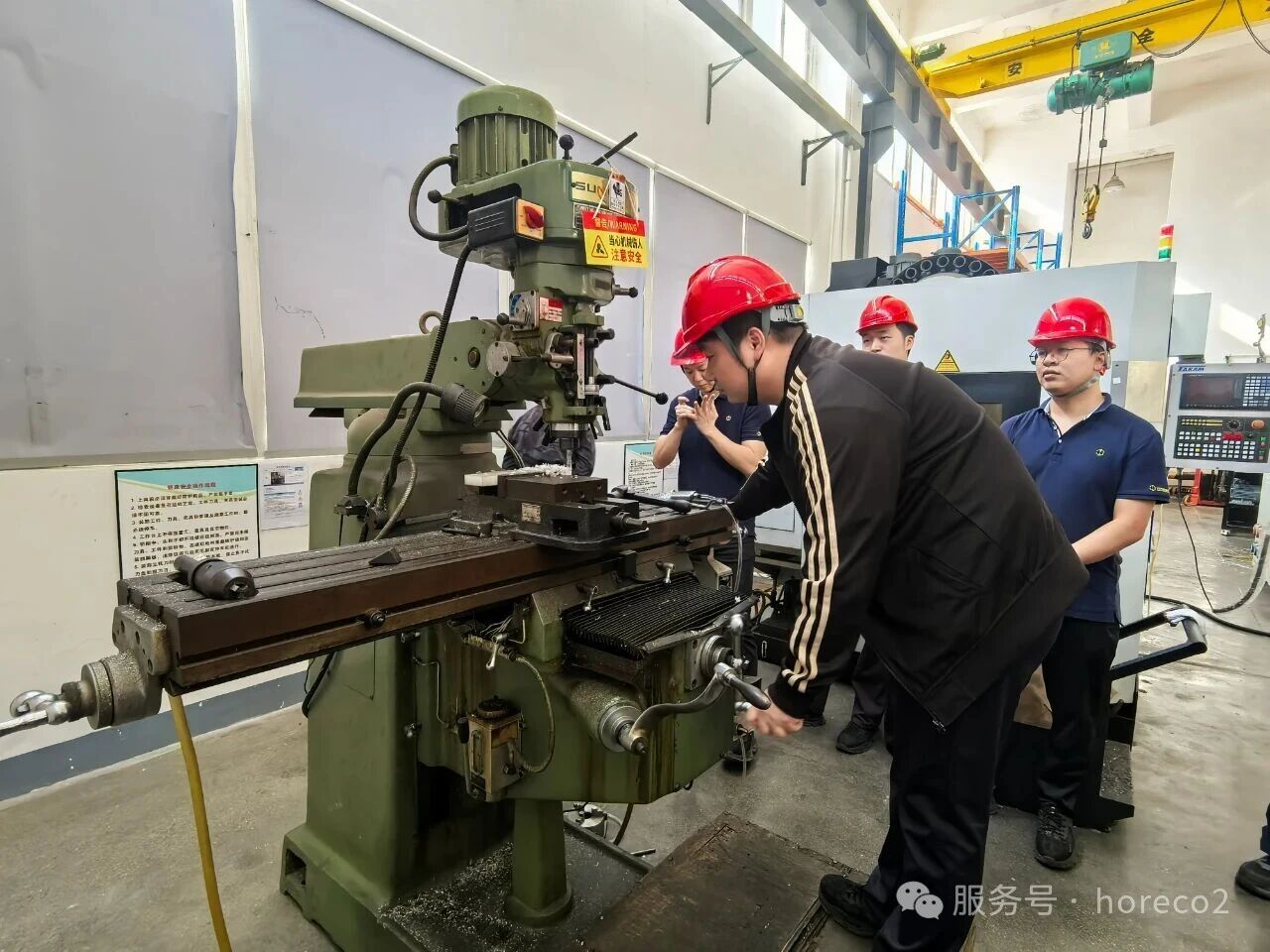 DRY ICE STORAGE CONTAINER