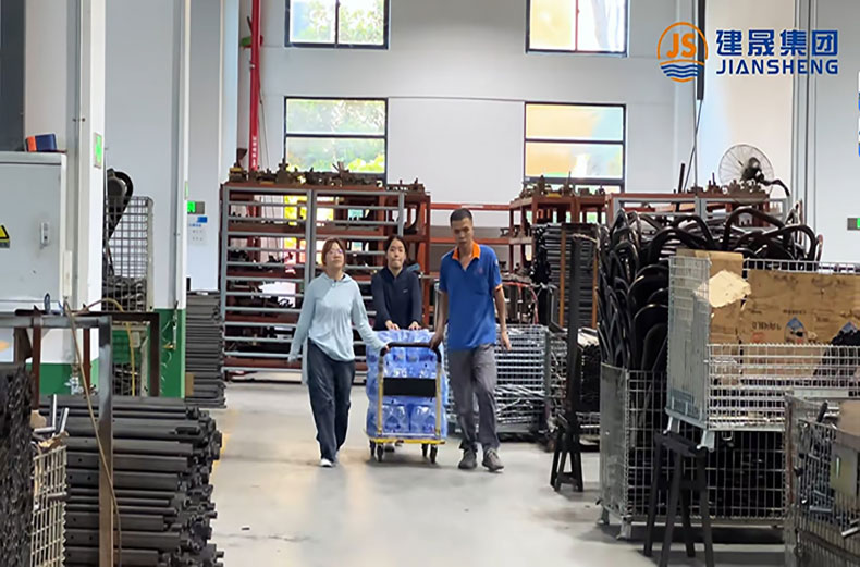 In the scorching summer, JSLOCKER Furniture offers care to help frontline employees enjoy a peaceful summer