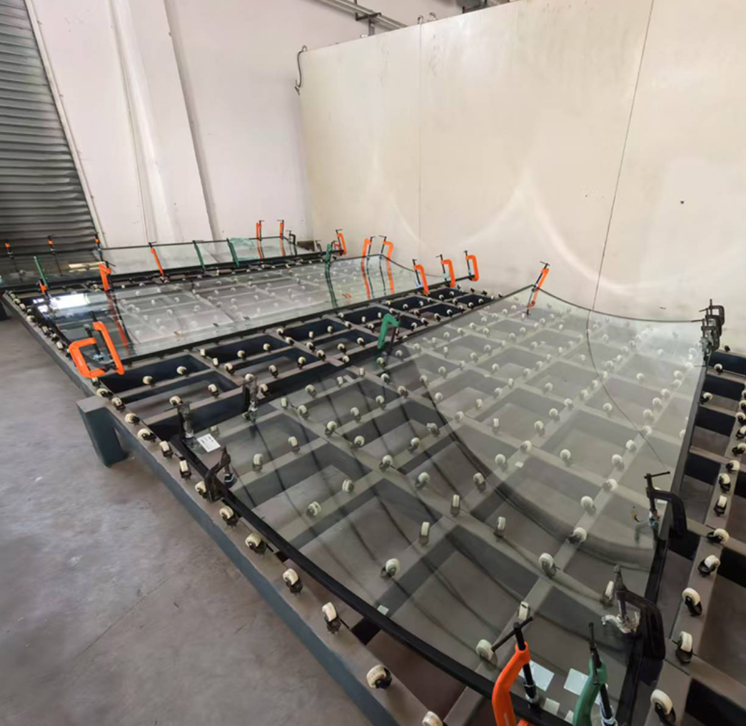 Fire-rated curved glazing