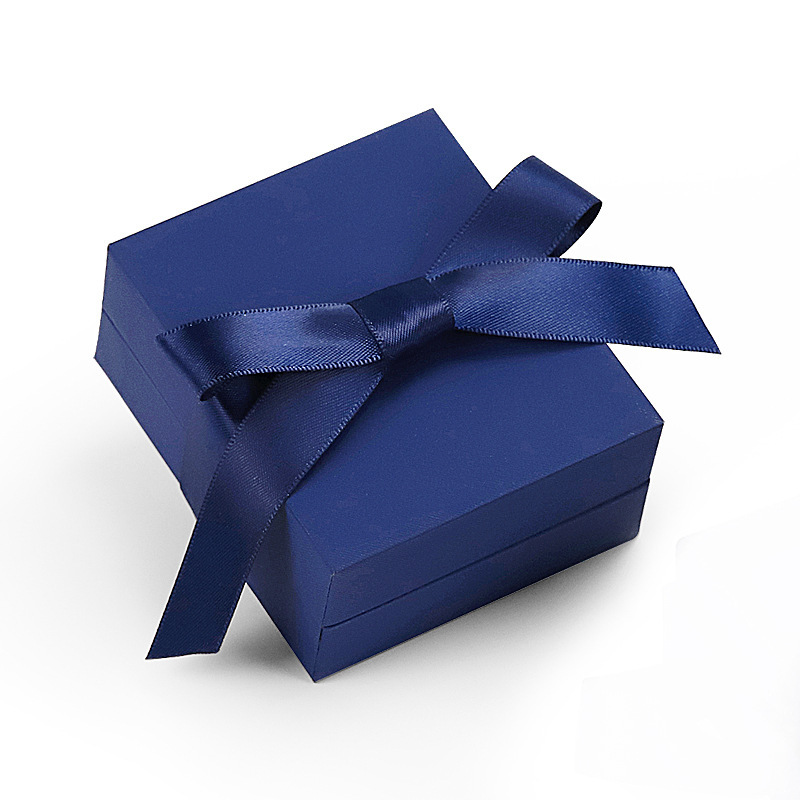 Coffret cadeau en carton rigide avec logo en relief doublé de satin de soie