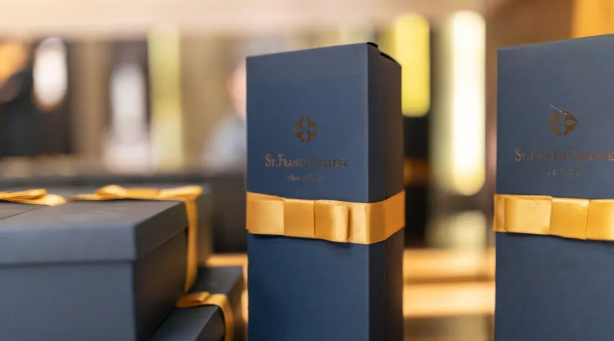 Präzisionstechnik: Die Rolle fortschrittlicher Stanz- und Klebetechnologien bei komplexen Strukturen luxuriöser Papierschachteln