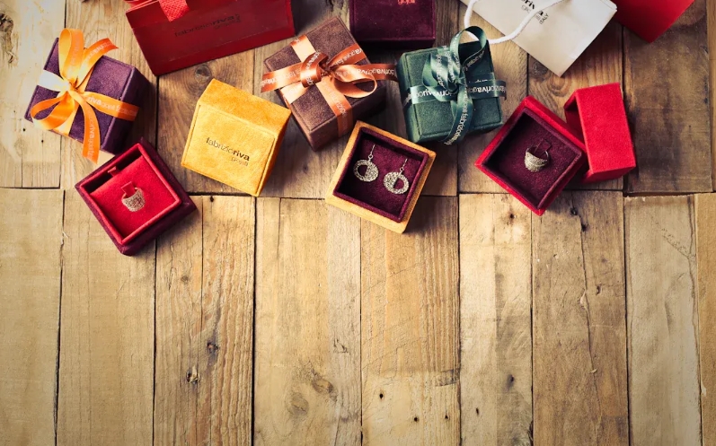 Das Auspackerlebnis: Warum luxuriöse Geschenkboxen aus Papier das Schenken aufwerten