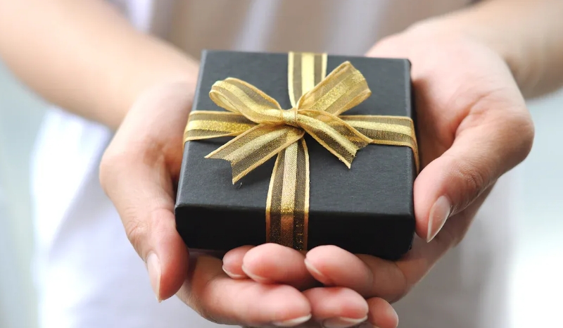 Kunsthandwerker der Eleganz: Die Menschen, die Ihre luxuriösen Geschenkboxen aus Papier herstellen