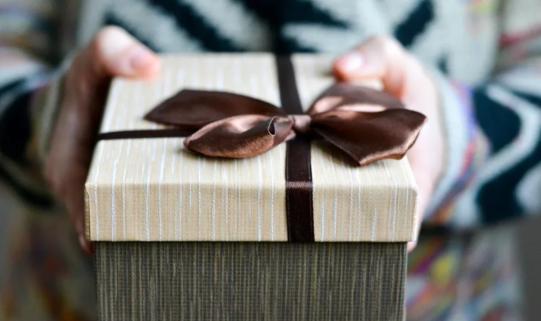 Le prix de la perfection : le coût de la fabrication d'une boîte cadeau en papier de luxe