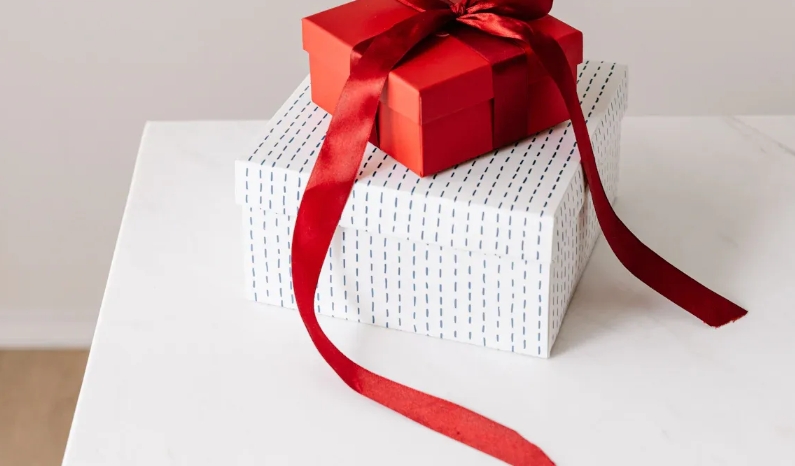 La forme rencontre la fonction : l'ingénierie du luxe dans les boîtes-cadeaux en papier