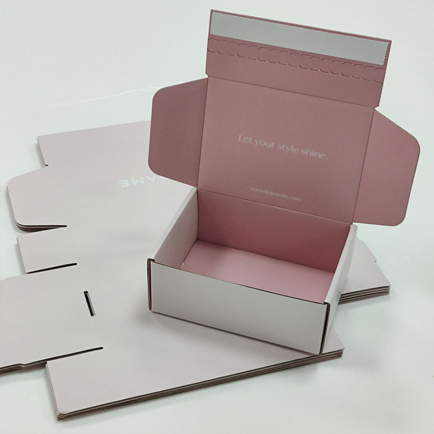 Maßgefertigte Versandkartons aus Wellpappe mit Abreißstreifen