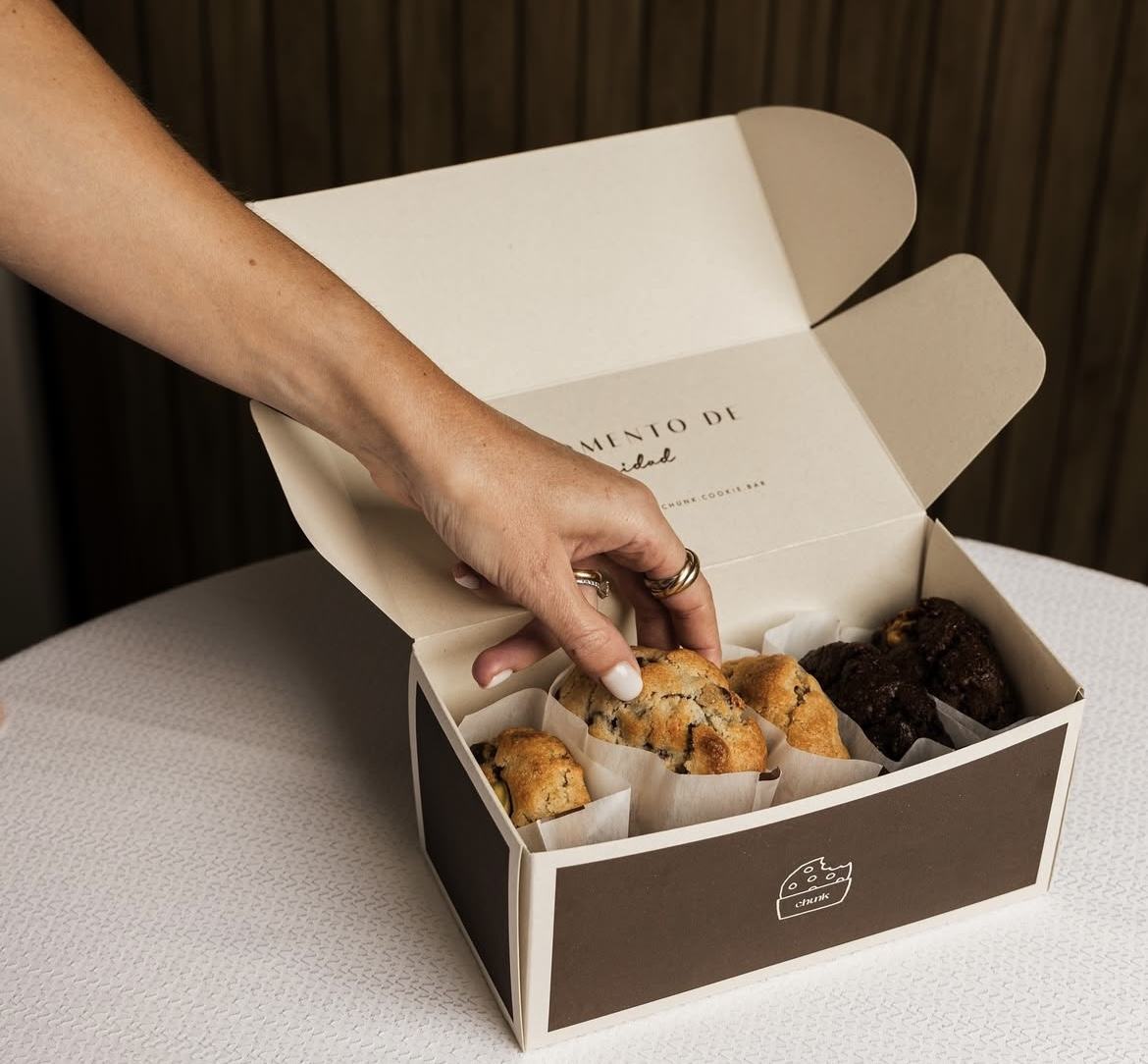 High-quality Customised Macaron Cake Tart Snacks Food Packaging Cardboard Gift Box (with Plastic Insert)