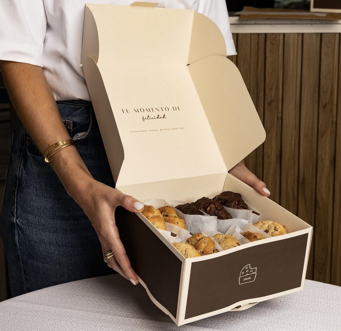 High-quality Customised Macaron Cake Tart Snacks Food Packaging Cardboard Gift Box (with Plastic Insert)