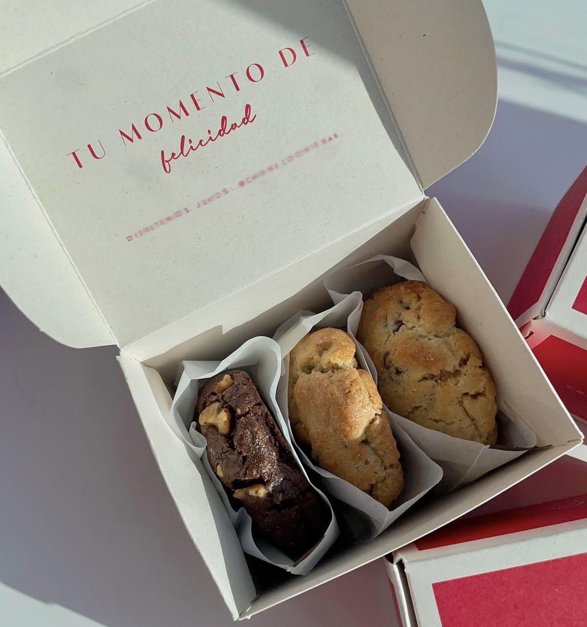 High-quality Customised Macaron Cake Tart Snacks Food Packaging Cardboard Gift Box (with Plastic Insert)