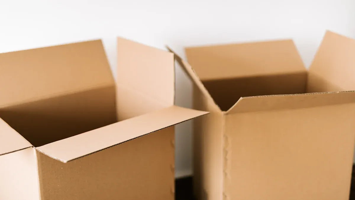 Klebebandfreie Stabilität trifft auf Schnelligkeit: Wie 3-mm-Selbstklebe-Reißverschlusskartons die kundenspezifische Logistikverpackung revolutionieren